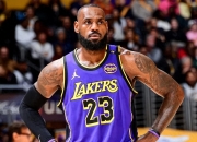 J9-詹姆斯在独行侠比赛中高光表现，出色防守引发热议！的简单介绍