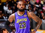 J9-詹姆斯在独行侠比赛中高光表现，出色防守引发热议！的简单介绍