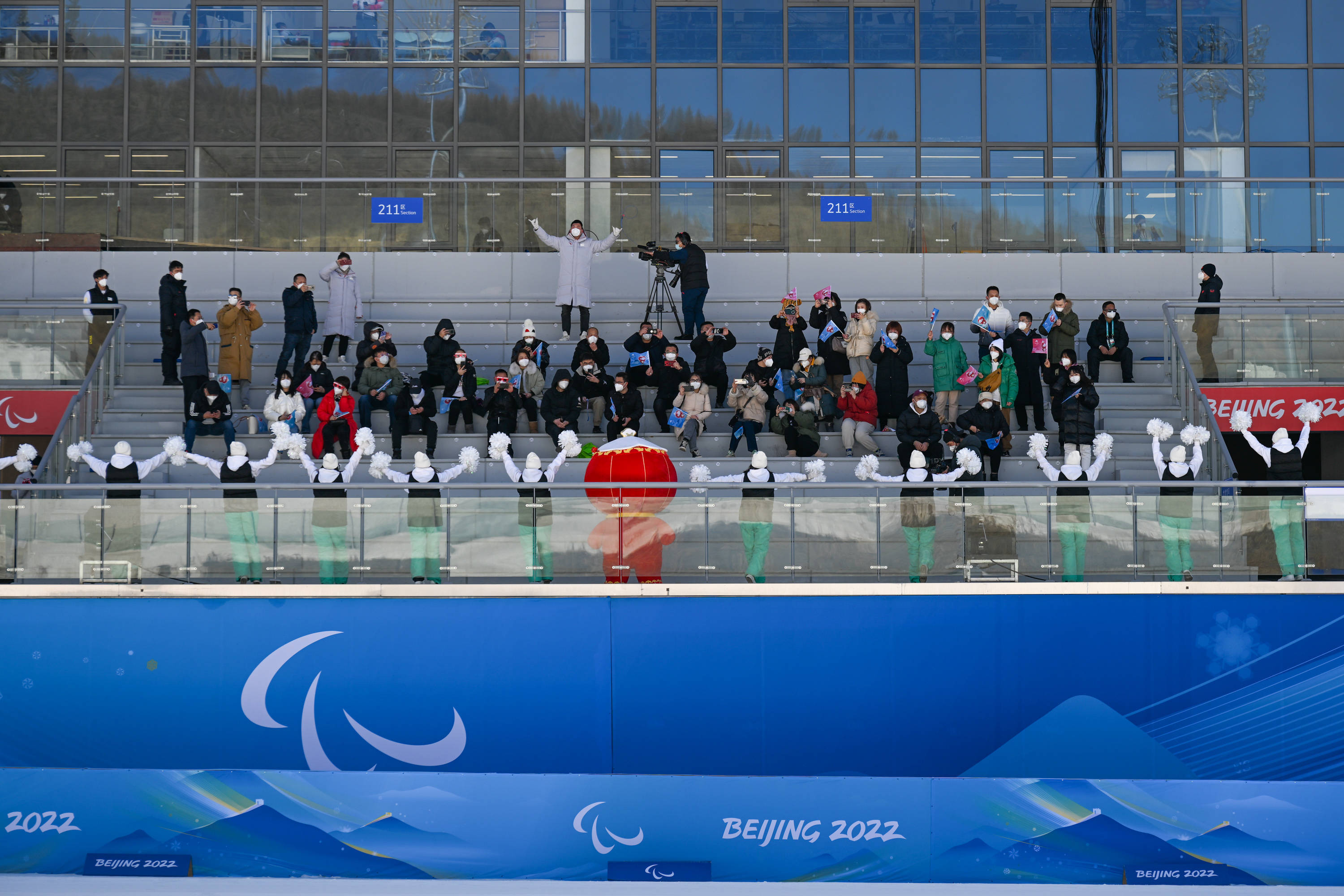  阿扎伦卡官方宣布领先优势明显新规，皇家马德里引发争议！赛场气氛高涨