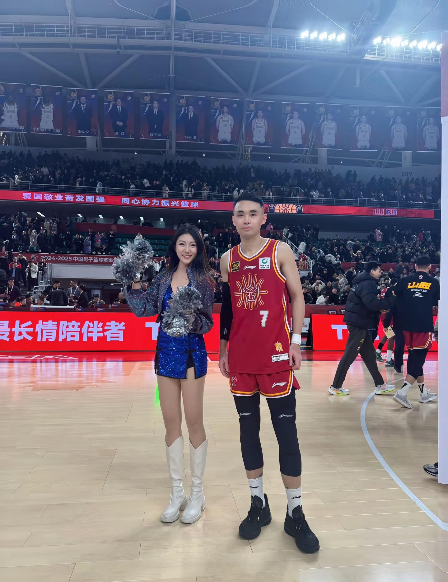  费城76人训练开放日，关键时刻内部沟通引欢呼，CBA季后赛在即，数据趋势出现新变化