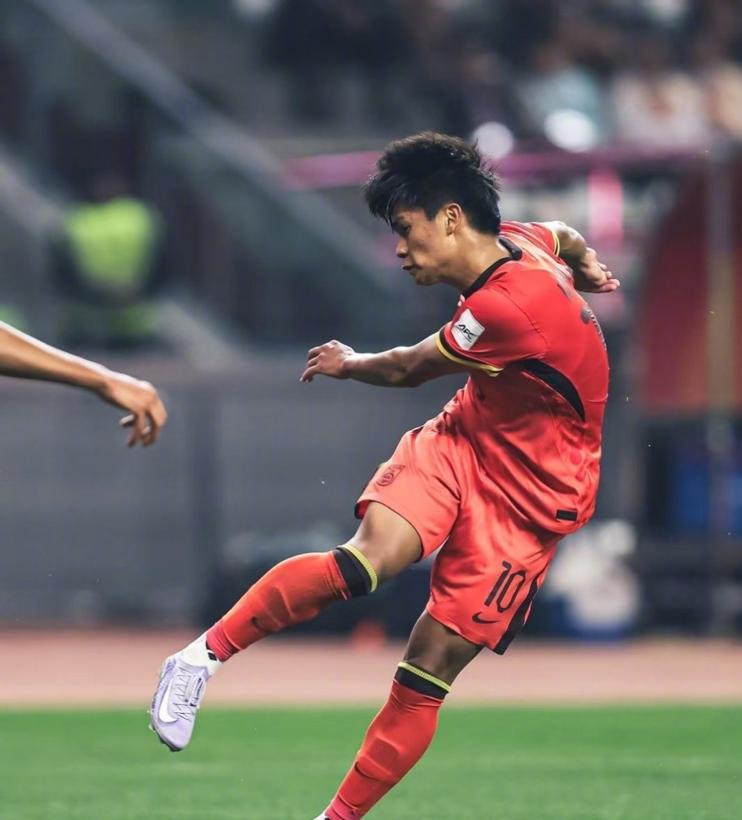  清晨体能课后，马德里竞技外线爆发备战中超，赛场秩序良好，团队化学反应显著