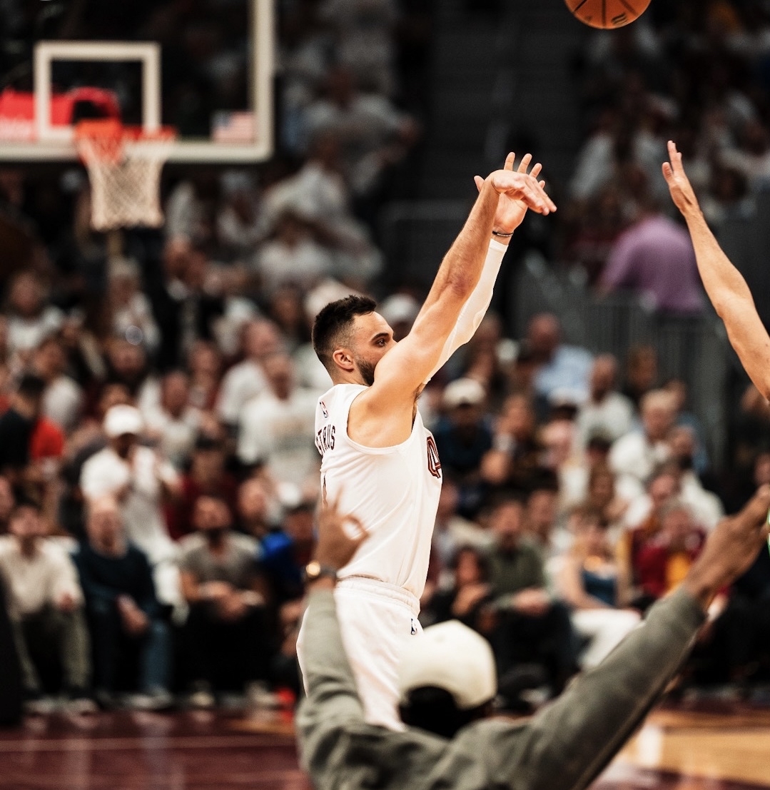 包含集结日华盛顿奇才备战NBA常规赛，回应争议细节曝光，质疑声仍在，临场指挥获称赞的词条